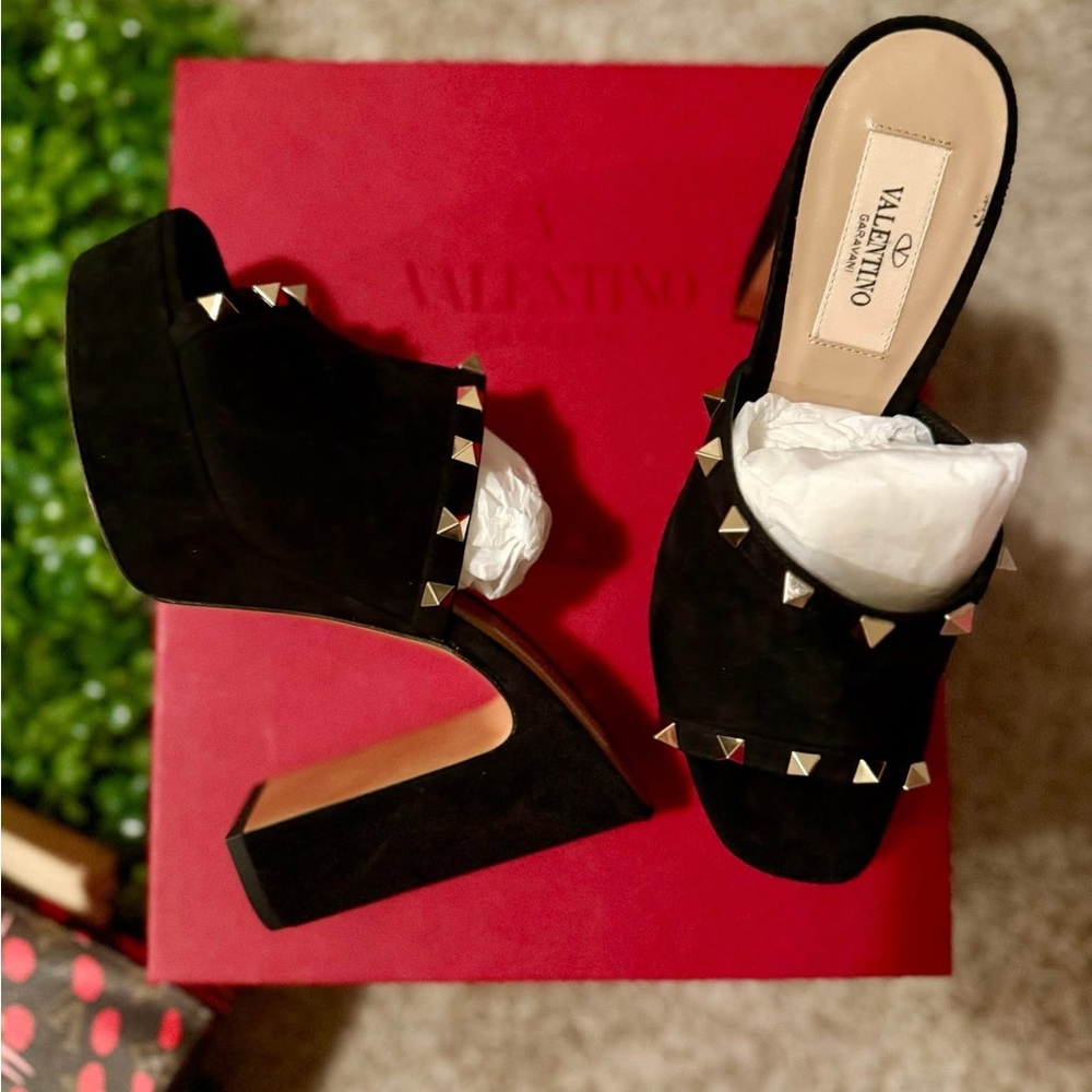 PRICE DROP! 🖤Valentino Rockstud Suede Heels